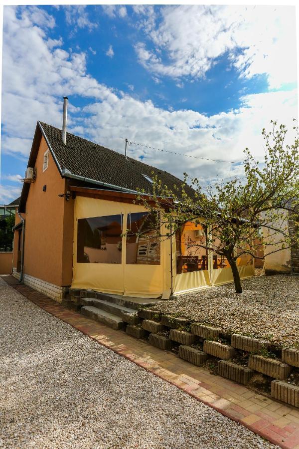 Gárdi Apartman Szekszárd Exterior foto